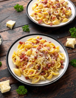 Pastırmalı, yumurtalı, kremalı, karabiberli ve parmesan peynirli klasik makarna. İtalyan yemeği.