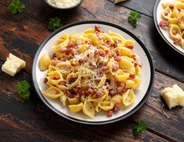 Pastırmalı, yumurtalı, kremalı, karabiberli ve parmesan peynirli klasik makarna. İtalyan yemeği.