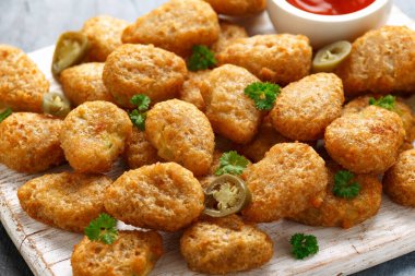 Beyaz tahta üzerinde krem peynirli gevrek Jalapeno Popper.