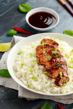 Teriyaki tavuğu, pilav ve kırmızı lahana salatası. Asya tarzı yemekler.