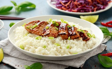 Teriyaki tavuğu, pilav ve kırmızı lahana salatası. Asya tarzı yemekler.