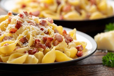 Pastırmalı, yumurtalı, kremalı, karabiberli ve parmesan peynirli klasik makarna. İtalyan yemeği.