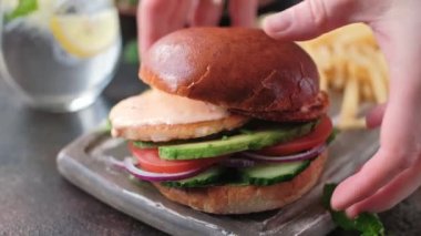 Halloumi peynirli burgerini yemeğe götürüyorum. vejetaryen yemeği