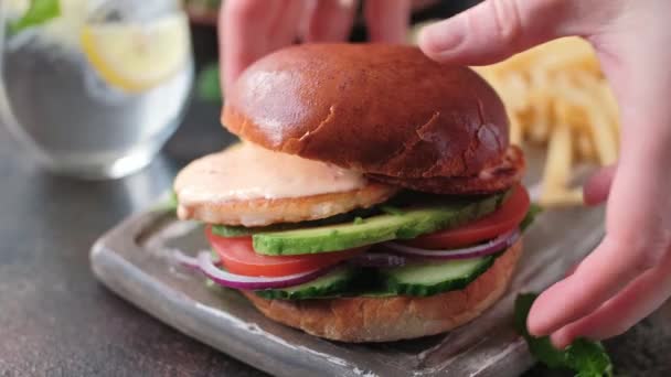 Zum Beispiel Halloumi-Käse-Burger essen. Vegetarisches Essen — Stockvideo