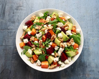 Beyaz kasede pancar, avokado, ceviz ve peynirli sağlıklı tereyağlı ezme salatası