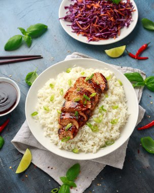 Teriyaki tavuğu, pilav ve kırmızı lahana salatası. Asya tarzı yemekler.