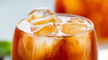 Siyah Rus kokteyli ve votka ve kahve likörü.