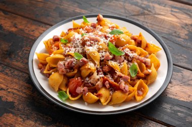 Conchiglie alla Amatriciana pastırmalı makarna, domates ve pekorino peyniri. Sağlıklı İtalyan yemekleri