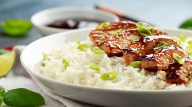 Teriyaki tavuğu, pilav ve kırmızı lahana salatası. Asya tarzı yemekler.