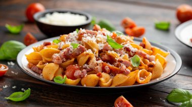 Conchiglie alla Amatriciana pastırmalı makarna, domates ve pekorino peyniri. Sağlıklı İtalyan yemekleri