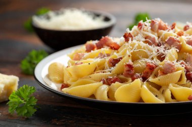 Pastırmalı, yumurtalı, kremalı, karabiberli ve parmesan peynirli klasik makarna. İtalyan yemeği.