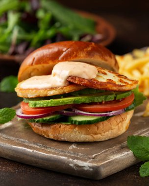 Patates kızartmalı Halloumi peynirli burger. vejetaryen yemeği