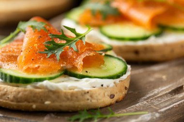 Somon, krem peynir ve salatalıklı taze simit.