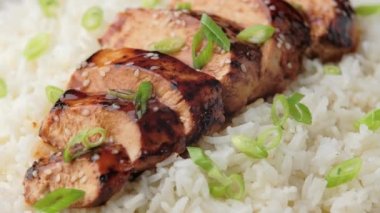 Teriyaki tavuğu ve pilav. Asya usulü yemek. dönen video