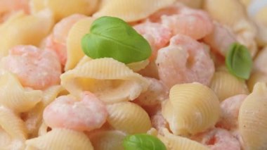 İtalyan conchiglie karides, krem peynir soslu karides makarna. dönen video.