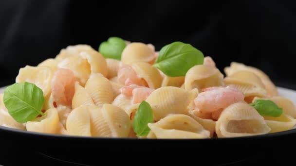 Итальянская креветка с кончигли, макароны с креветками в сливочном соусе. вращающееся видео. — стоковое видео