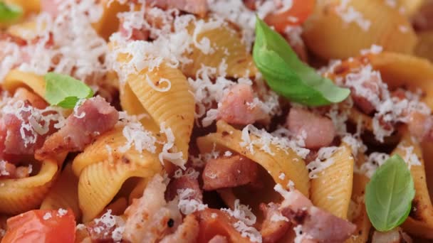 Conchiglie alla Amatriciana ζυμαρικά με πανσέτα μπέικον, ντομάτες και πεκορίνο τυρί. περιστρεφόμενο βίντεο. — Αρχείο Βίντεο