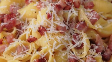 Pastırmalı, yumurtalı, kremalı, karabiberli ve parmesan peynirli klasik makarna. Döndürme videosu