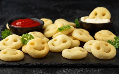 Taş tahtada ketçap ve mayonez ile patates kızartması. parti yemeği.