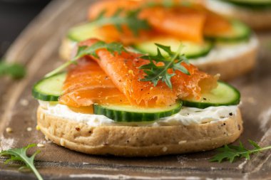 Somon, krem peynir ve salatalıklı taze simit.