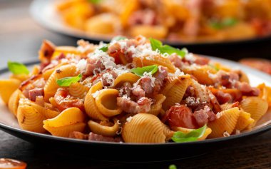 Conchiglie alla Amatriciana pastırmalı makarna, domates ve pekorino peyniri. Sağlıklı İtalyan yemekleri