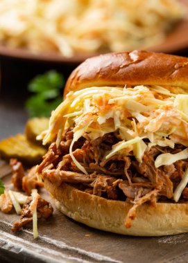 Ev yapımı mangal soslu domuz burger lahana salatası, patates kızartması ve bira.