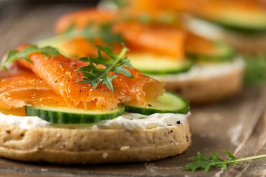 Somon, krem peynir ve salatalıklı taze simit.