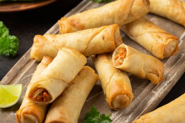 Kızarmış sebzeli börek ve ahşap tahtada soya sosu.