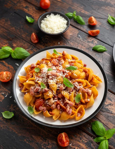 Conchiglie alla Amatriciana pasta з панцеттою бекон, помідорами та сиром пекоріно. Здорова італійська їжа — стокове фото