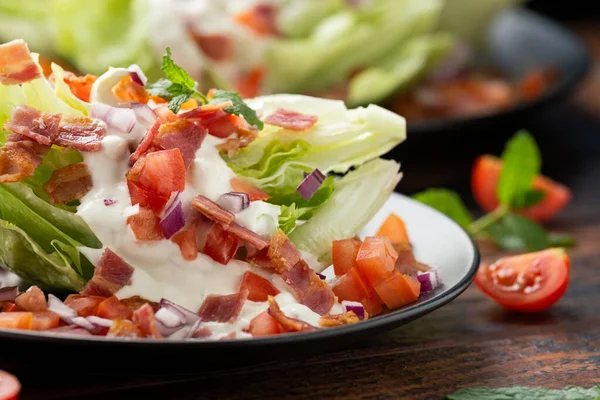 Salată de pană Iceberg cu slănină, roșii cherry, ceapă roșie și dressing. alimente sănătoase — Fotografie, imagine de stoc