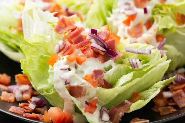 Insalata di cunei iceberg con pancetta, pomodorini, cipolla rossa e condimento. cibo sano — Foto Stock