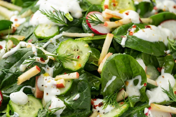 ほうれん草と新鮮なキュウリ大根アップルサラダ,ディルとヨーグルトドレッシング.健康食品 — ストック写真