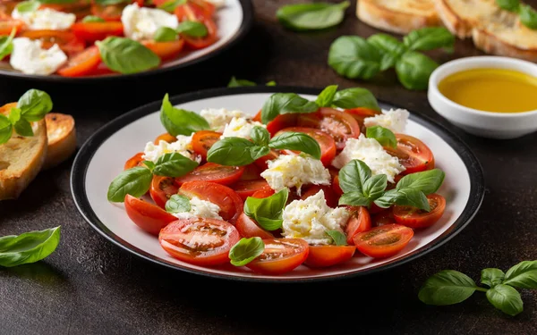 Salada Caprese com tomate ameixa cereja, queijo mussarela e manjericão. Alimentos vegetarianos saudáveis — Fotografia de Stock