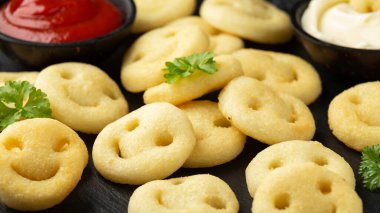 Taş tahtada ketçap ve mayonez ile patates kızartması. parti yemeği.