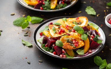 Kızarmış Halloumi peynirli salata pancar, portakal, nar ve kabak çekirdeği, kırmızı soğan, yeşil sebze. sağlıklı yiyecekler