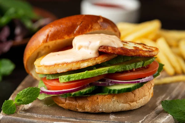 Queijo Halloumi Burger com batatas fritas. comida vegetariana — Fotografia de Stock