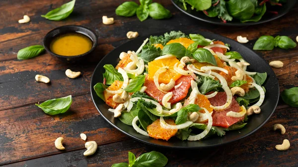 Свежий салат с фенхелем, апельсином, грейпфрутом, шпинатом и орехами кешью. здоровое питание. — стоковое фото