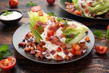 Pastırmalı buzdağı salatası, vişneli domates, kırmızı soğan ve sos. sağlıklı yiyecekler