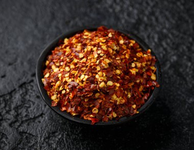 Kırsal arka planda ahşap kasede kuru kırmızı biber.