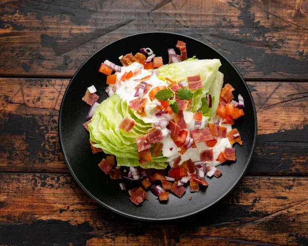 Insalata di cunei iceberg con pancetta, pomodorini, cipolla rossa e condimento. cibo sano — Foto Stock