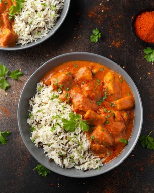 Basmati soslu tavuk, kırmızı biber soslu yaban pilavı ve maydanoz..