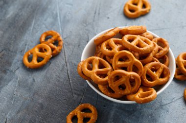 Beyaz kasede parti için tuzlu kraker.