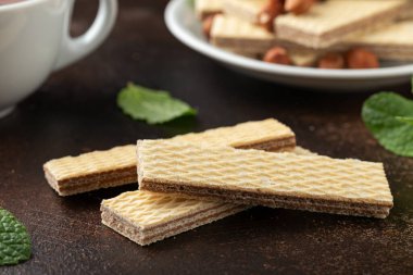 Kırsal masada çikolatalı lezzetli gofret bisküvileri.