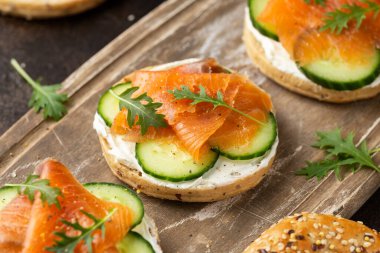 Somon, krem peynir ve salatalıklı taze simit.