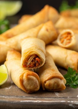 Kızarmış sebzeli börek ve ahşap tahtada soya sosu.