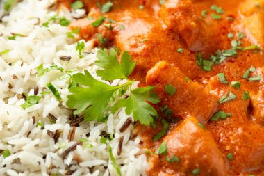 Basmati soslu tavuk, kırmızı biber soslu yaban pilavı ve maydanoz..