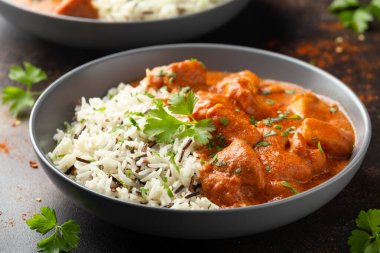 Basmati soslu tavuk, kırmızı biber soslu yaban pilavı ve maydanoz..