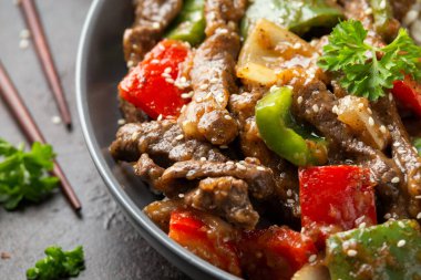 Çin biberli biftek, soğan, kırmızı ve yeşil dolmalık biber, kasede pilav.