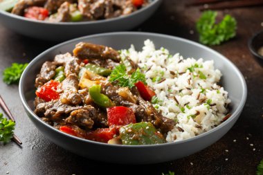 Çin biberli biftek, soğan, kırmızı ve yeşil dolmalık biber, kasede pilav.