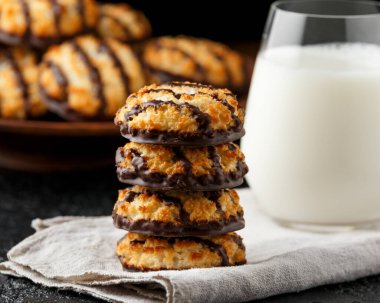 Hindistan cevizli kurabiye ve bir bardak sütle servis edilen çikolatalı kurabiye. Glütensiz